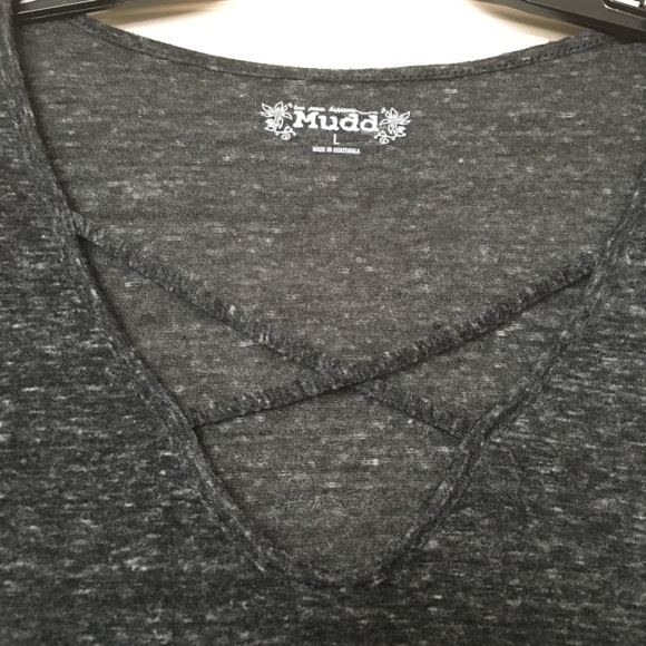 Quarter length cross strap chest gray tee - Picture 3 of 5